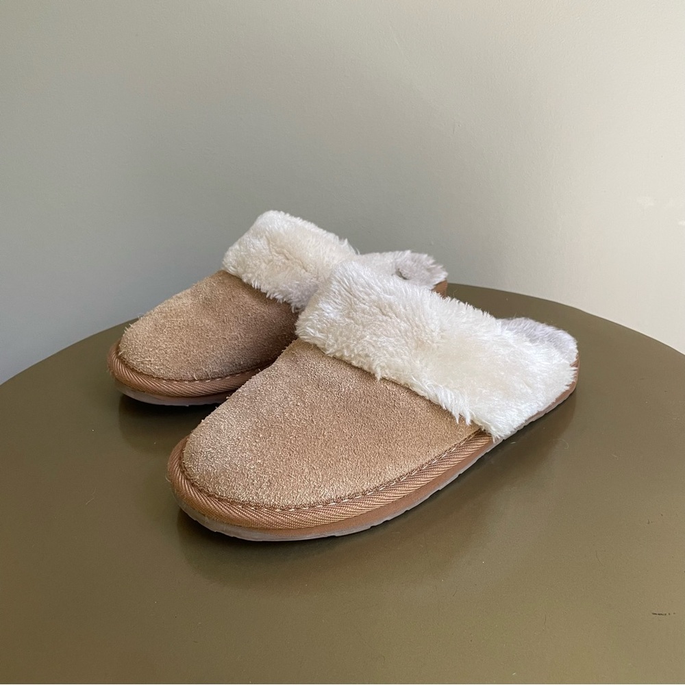 Minnetonka Shar Beige Suede Cream Fur Trim Rubber Sole Slippers Womens Size 6
